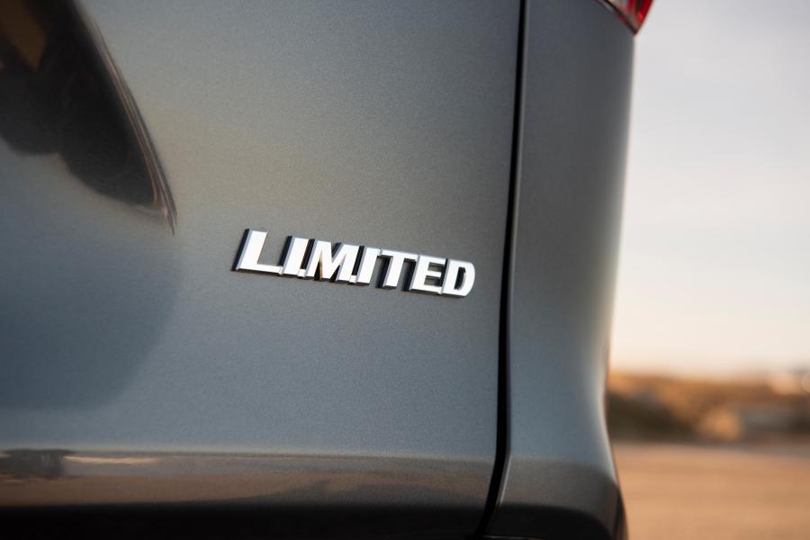 Логотип Toyota RAV4 Limited 2018 года  (NA) (фото 38 из 44)